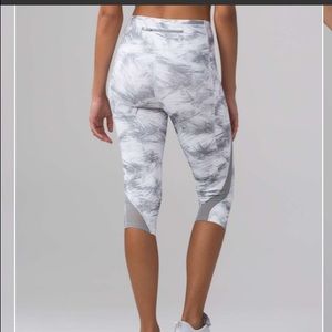 Lululemon Pace Perfect Crop, size 6